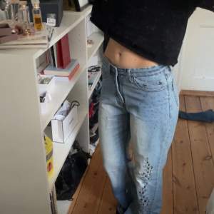 Jättecoola jeans med coolt mönster. Jag säljer på grund av att de inte kommer till så mycket användning. Jag är 170 och har storlek s/m i jeans. Skriv för fler bilder!!❤️‍🔥
