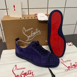 Christian Loubitin  - Christian Louboutin JR spikes,  Storlek: 40,5 (passar 41),  Skick: 9/10 ( allt og ingår, påsar, extra nitar, box och kvitto från Louboutin butiken i Köpenhamn),  Retail: 9500kr, Mitt pris: 3099kr  Skriv vid frågor eller funderingar 😊 