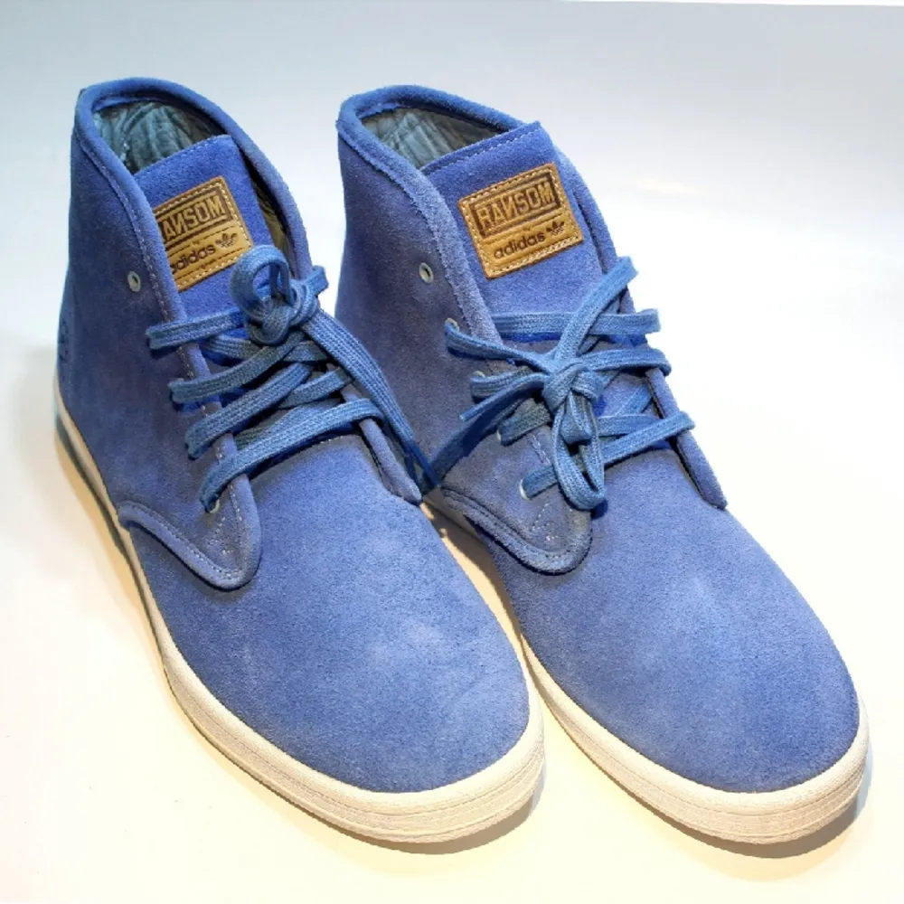 Riktigt snygga sneakers från Ransom by Adidas. Köpta 2012 i Stockholm, och är endast testade två gånger inomhus av mig. Som nya! Skick: Befintligt skick, jag uppskattar det som 10 av 10 Färg: Kobolt blå Inköpspris: 1.499 kr. Skor.