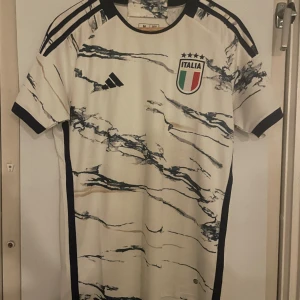 Italien fotbolls tröja  - Blå och vit Italien tröja, storlek M, skönt material 