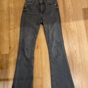 Byxor - Säljer dessa jeans från only pga av för korta o längden och jag är 1.68 använda 1 gång💖
