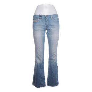 INTRESSEKOLL!! As snygga lågmidjade jeans från diesel i snygg blå färg 😇Skirv för egna bilder! Säljer endast vid bra pris, pris kan diskuteras 