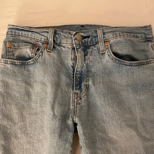 Jeans levis - Väldigt bra skick men fel storlek för mig. Kontakta mig för mer information eller köp nu 🩷
