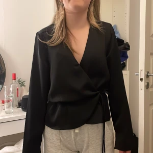 Blus  - Svart blus från bik bok😊