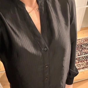 Blus Vero Moda - Svart Bluse i storlek S men kan användas om man har storlek M.  Aldrig användt! Nypris 499kr men jag säljer den för 200kr. 