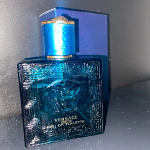 Parfym  - Använt lite grann! Sälja pga att jag har andra jag använde mer. Perfekt till sommaren! 300kr Pris kan ändras vid smidig affär.