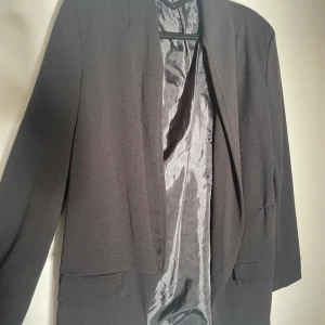 Svart kavaj - En lätt kavaj, använd men i bra skick