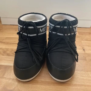 Moonboots  - Säljer dessa vinterskor. Storleken på Moonbootsen är 39/41 så de passar alla storlekarna, de sitter väldigt bekvämt och de håller fötterna varma. Inget på skorna är sönder eller har repor osv de är som nya eftersom de knappt kommit till användning. 💗