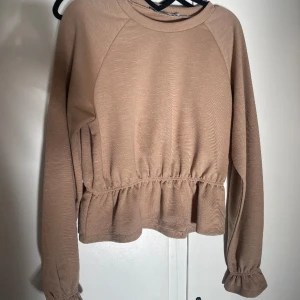 Tröja från NA-KD - Beige tröja från NA-KD. Knappt använd