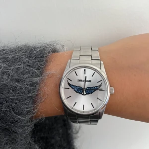 Klocka zadig & Voltaire  - Säljer nu min fina zadig & Voltaire klocka pga köpt en ny. Den är väldigt sparsam använd så inga yttre täcken på användning. Box kvar med international guarantee 🥰nypris ca 4000 kr. 