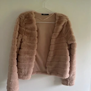 Jacka/Kofta  - Jag säljer denns super gosiga kavajen från Gina Tricot i storlek S! 