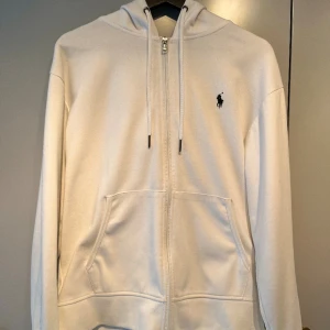 Ralph lauren zip - Zip från Ralph lauren | Storlek S men sitter som M. I väldigt bra skick 9/10, utan defekter. Modellen är 185 och väger 70kg. Kom Dm för frågor!