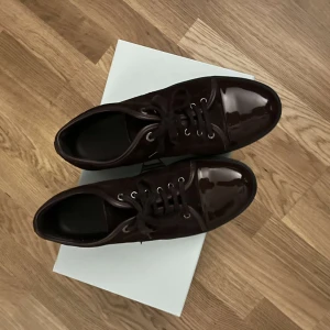 Lanvins - Vi säljer nu ett par bruna lanvins perfekta till sommaren som snart kommer upp. Skorna är knappt använda och är i riktigt bra skick! Har ni några funderingar så hör bara av er!😇