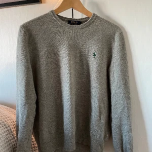 Polo Ralph Lauren Stickad Tröja - Riktigt snygg Polo Ralph Lauren Stickad Tröja i Merinoull. Väldigt snygg och exklusiv och passar bra till vår/sommar. Skick 9/10, Storlek S, nytt pris 1500, mitt pris 549👍👍