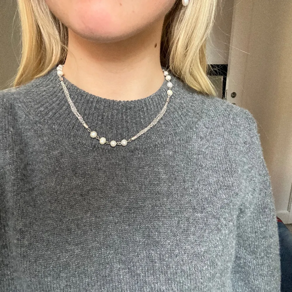 Så fint silverhalsband med pärlor, liknar Maria Nilsdotter ❤️. Accessoarer.