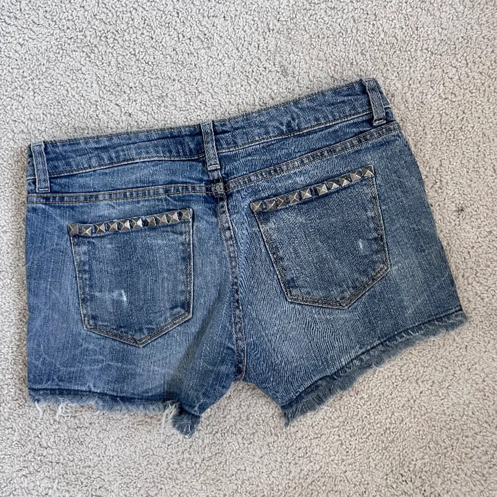 Skit snygga lågmidjade jeans shorts med nitar på fickorna, säljer då dem tyvärr är för små. Står strlk 36 men skulle säga att dem är 34. Shorts.