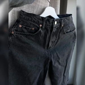 Petite jeans - Säljer då de är lite små, använda några gånger men i fint skick. Croppade👖skriv gärna till mig vid frågor🤍