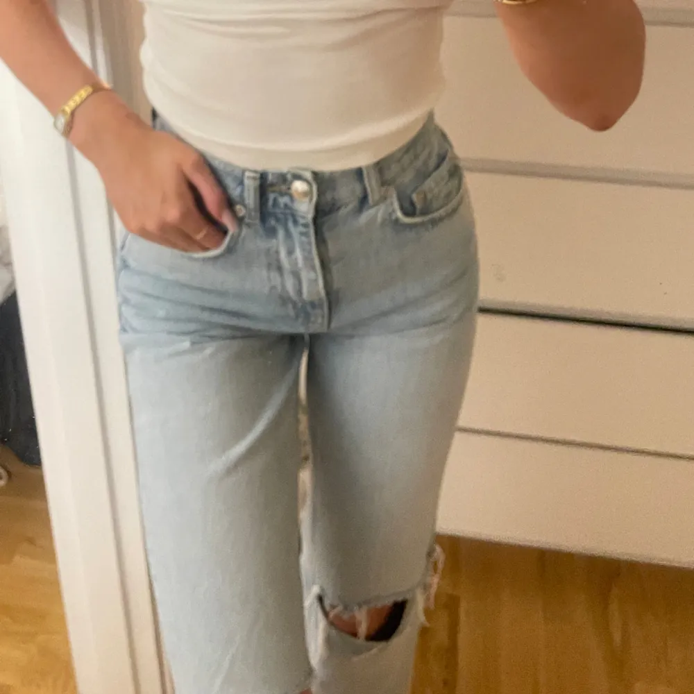 Jätte somriga jeans med superfin blå färg, hål på knäna. Som nya, inga defekter 🤗. Jeans & Byxor.