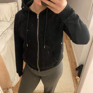 En svart hoodie från H&M som sitter väldigt fint. Kommer aldrig till användning därför säljer jag den. Välanvänd men är fortfarande skön och har inga synbara skador. Skulle säga att den är i S. skriv vid frågor eller intresse ❤️❤️