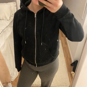 Hoodie med dragkedja  - En svart hoodie från H&M som sitter väldigt fint. Kommer aldrig till användning därför säljer jag den. Välanvänd men är fortfarande skön och har inga synbara skador. Skulle säga att den är i S. skriv vid frågor eller intresse ❤️❤️