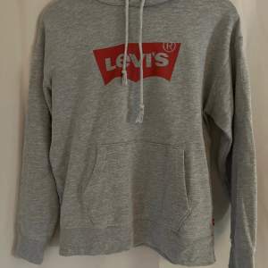 Säljer en Levis hoodie då den inte kommer till användning längre. Köpt för 550kr från Levis och är i bra stick.