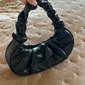 Svart handväska  - Säljer denna väska då den inte kommer till användning. Jätte söt och aldrig använd 💖