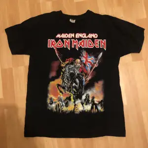 as skön iron maiden tour tröja i storlek M, använd 3-4 gånger. Köparen står för frakt🙏