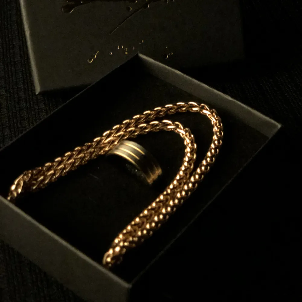 Helt nya strålande smycken. Fina och billiga. Tre st en halsband, en armband och en ring. . Accessoarer.