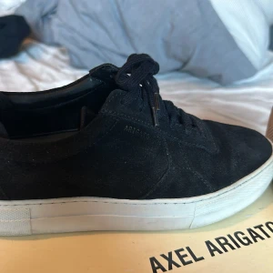 Axel Arigato skor - Axel arigato platform sneakers.  Använda men ändå ganska bra skick.  Inga egentliga defekter. Bara att de är använda. Nypris 2500kr