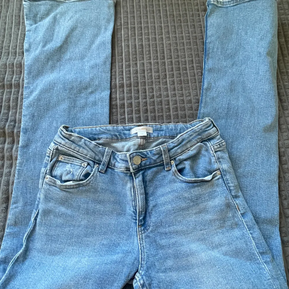 Helt nya jeans från Ginatricot. Lågmidiade från barnavdelningen . Jeans & Byxor.