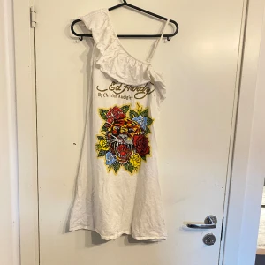 Ed Hardy klänning - Ed Hardy klänning, använd sparsamt! Två små fläckar som syns på sista bilden!!  Står inte storlek men skulle säga S/liten M