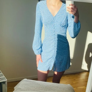 Sommarklänning - Blommig sommarklänning från Nelly. Knappar 