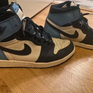 Air Jordan 1 obsidian har haft dom 2 år använda men helt ok skick köpte för 7000 men dom går för 4000 nu säjer min nu för 1800