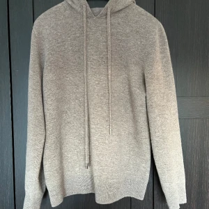Kashmir Hoodie - Tja, säljer denna feta khakifärgade Kashmir Hoodien Skick helt ny 10/10! Storlek M men sitter rätt slimmat sa S/ M. Tveka inte pa att höra av er om ni har fragor elr funderingar!