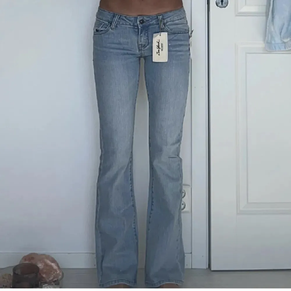 Super snygga jeans!! Bra skick förutom att dom är slitna längst ner för att dom är för långa på mig💓första bilden är lånad skriv för fler . Jeans & Byxor.