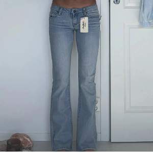 Super snygga jeans!! Bra skick förutom att dom är slitna längst ner för att dom är för långa på mig💓första bilden är lånad skriv för fler 