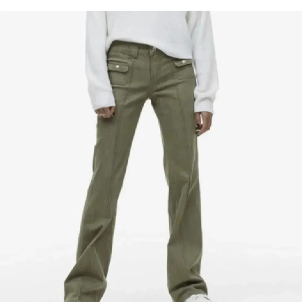 Säljer nu dessa underbara gröna jeans från HM, strl 38!😍Lågmidjqde och stretchiga, jättebra passform! Bra i längden på mig som är 172❤️Superfint skick, inga defekter💕första bilden är min egen, 2&3 bilden är lånad. Jeans & Byxor.