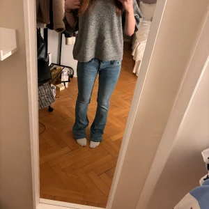 Lågmidjade jeans  - Säljer nu mina snygga Lågmidjade jeans då dem är lite för små för mig, hör av er vid frågor💕