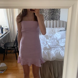 Sommarklänning - Lila linneklänning från Gina tricot! Jätte fin men den är för liten för mig. Använd ej köp nu. Köpt för 699kr.