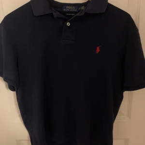 Piké Ralph Lauren - Galet soft Ralph Lauren piké i pima soft touch känns som målln mott huden. Väldigt bra skick men passar tyvärr inte.