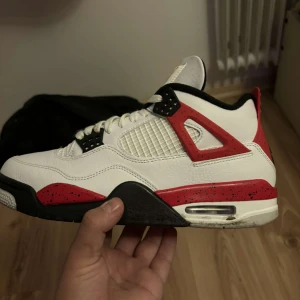 Air Jordan 4 red cement  - (Säljer åt en vän) Dessa Jordan 4or har knappast blivit använda 10 gånger och är i ett väldigt bra skick. Intill nya. Skorna kommer såklart att tvättas innan de säljs. Skriv gärna till mig för fler bilder/kvitto bevis!  