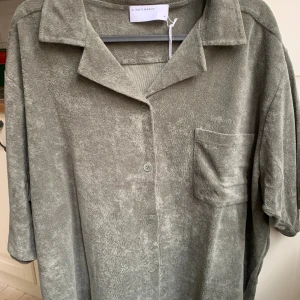 A Day’s March Terry Top - Köpt på sample sale men vart fel storlek tyvärr, mörkgrön i färgen, orginal pris 795kr! Pris är exklusiv frakt🫶🏼