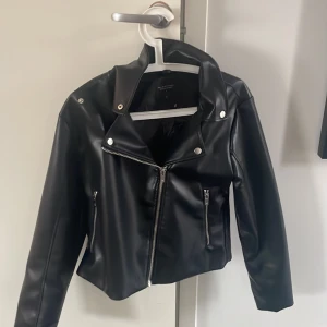 Skinn jacka  - Super fin skin jacka som aldrig är använd pågrund av att jag inte passade i den. Perekt till vår / sommar och så bra skick. Passar verkligen alla från S till L