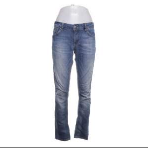 Jätte fina lågmidjade jeans som jag köpte på Sellpy men tyvärr var dem försmå för mig, storleken är M/L och midjemåttet är 76. Det är inga skador eller fläckar på dem. Kom gärna med prisförslag ❤️bootcut