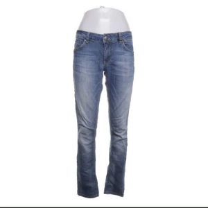 Lågmidjade jeans  - Jätte fina lågmidjade jeans som jag köpte på Sellpy men tyvärr var dem försmå för mig, storleken är M och midjemåttet är 76. Det är inga skador eller fläckar på dem. Kom gärna med prisförslag ❤️bootcut