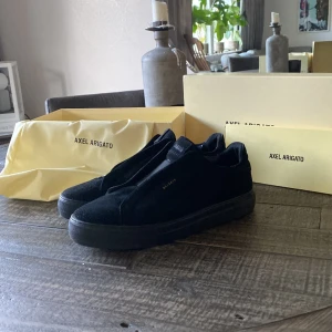 Arigato skor - Nya Arigatoskor som är använda ett fåtal gånger. Mycket bra skick. Du får box å allt med tyvärr inget kvitto.  Pris kan diskuteras vid snabb affär