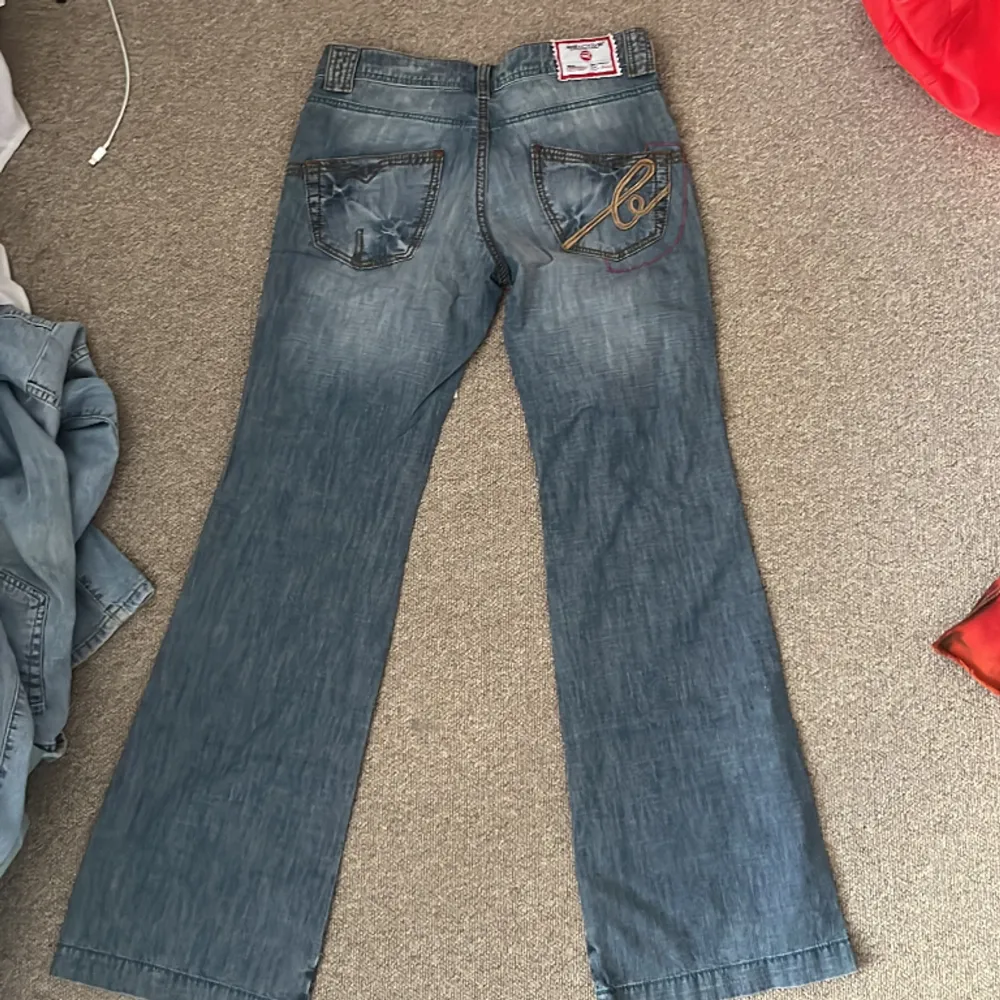 Så snygga jeans, lågmidgade och aldrig använda 😮‍💨😮‍💨😮‍💨  Midja rakt över: 37 cm  Total längd: 103 cm . Jeans & Byxor.