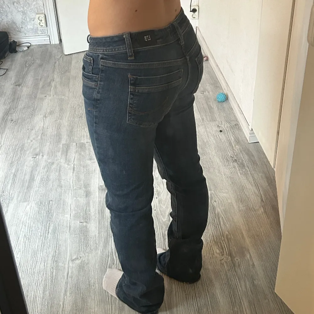 Valerie - jeans bootcut, low Waist mörkblå superfina Ltb jeans, säljer pga att jag har flera liknande, nyskick, . Jeans & Byxor.