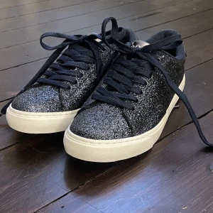 Glittriga Ralph Lauren skor - Säljer nu dessa VACKRA skor för att jag beställde de och de va tyvärr för små!! Önskar så att jag skulle kunna ha dom! De har inga tecken på användning och bara testade en gång! Original kartong får man såklart med💓💓 JÄTTE SVÅRA att få tag på!! 