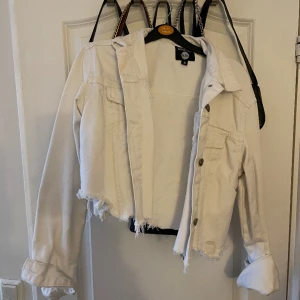 Vit croppad jeans jacka  - Väl använd och tvättad.